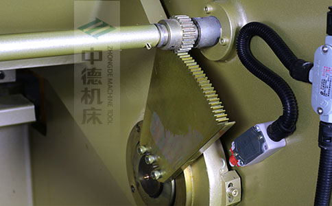 ZDS-840采用高精度刀片間隙調(diào)節(jié)齒輪，經(jīng)過淬火高硬度又耐磨，表面鍍鋅不生銹，長年累月使用依然有很高的調(diào)節(jié)精度.jpg