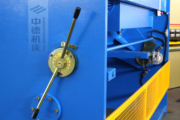 ZDS-1632剪板機刀片間隙手動調(diào)節(jié)器，刻度清淅，調(diào)節(jié)省力又簡便.jpg