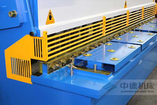 ZDS-1632剪板機進料口，安全防護，進料無阻，又能直接觀看到燈光對線的剪切位置.jpg