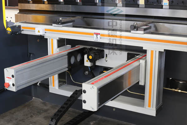 ZDPE8025-4+1軸全封套加強型鋁合金后檔料系統(tǒng)，內有成套滾珠絲桿和直線導軌，精度高速度快噪音低.jpg