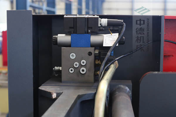 ZDPE8025采用進口液壓系統(tǒng)，穩(wěn)定無故障，耐高溫高壓，持久工作精度高.jpg
