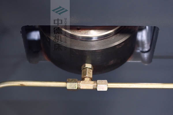 ZDPE8025高精度液壓撓度補償，高品質油缸，有效補償中間位置角度偏差.jpg