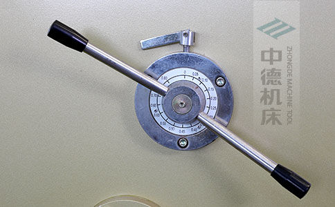 ZDS-640剪板機(jī)刀片間隙手動(dòng)調(diào)節(jié)器，刻度清淅，調(diào)節(jié)省力又簡(jiǎn)便.jpg