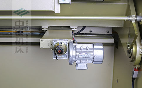 ZDS-640剪板機(jī)后檔料結(jié)構(gòu)，平行度高，并采用國(guó)內(nèi)一流品牌軸承，耐磨抗壓壽命長(zhǎng).jpg